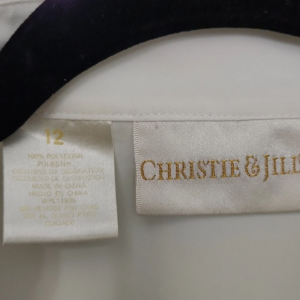 Elegant White Embroidered Blouse - Picture 4 of 6